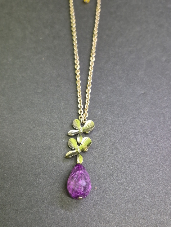 SAQ Avon Jewelry - SAQ Avon Floral Pendant 16" In. Necklace with Purple Crackle Teardrop Pendant